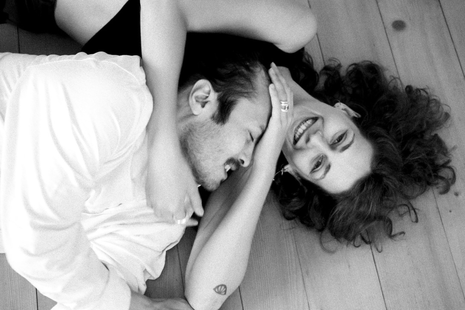 Ivana und David lachen zusammen zu Hause